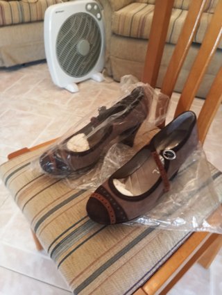 Zapato tacón ante marrón talla 38
