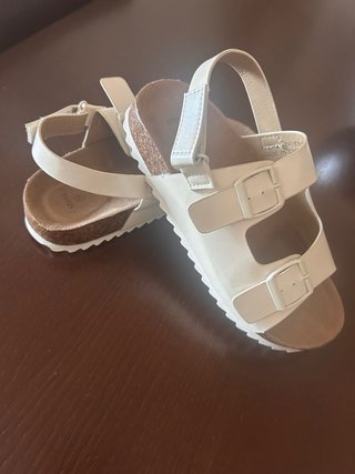 Sandalias de niña beige y blancas