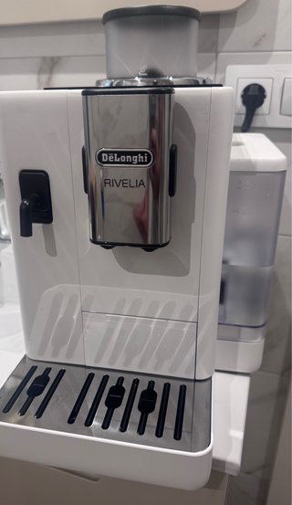 Cafetera Delonghi Rivelia Automática