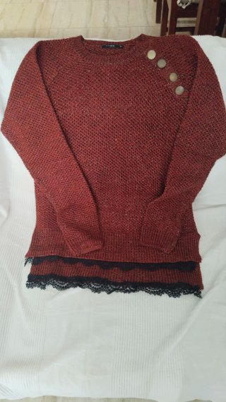 Jersey burdeos con encaje y botones