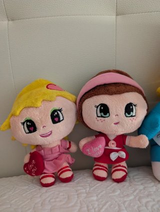 Lote 4 peluches: Hello Kitty, Pitufina  y más