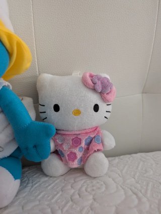 Lote 4 peluches: Hello Kitty, Pitufina  y más
