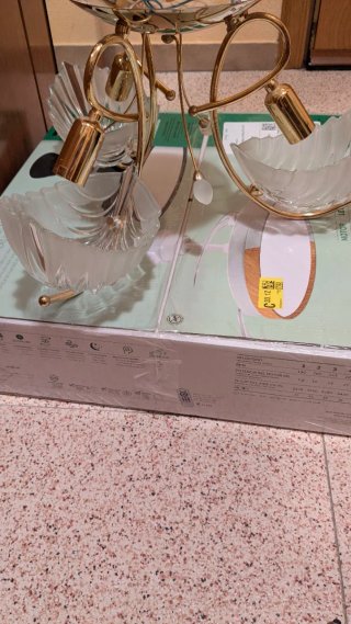 Lámpara dorada con focos de cristal