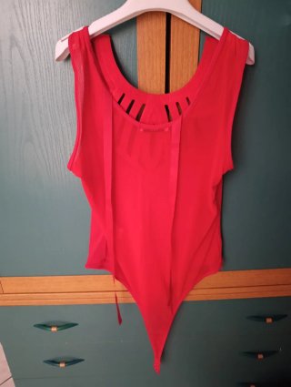 Top body elegante con perle bianche