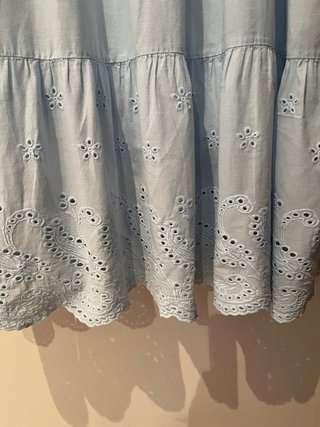 Vestido azul claro bordado