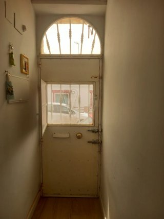 Puerta de hierro con postigo