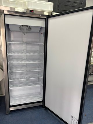 Nevera expositora vertical Ggmgastro