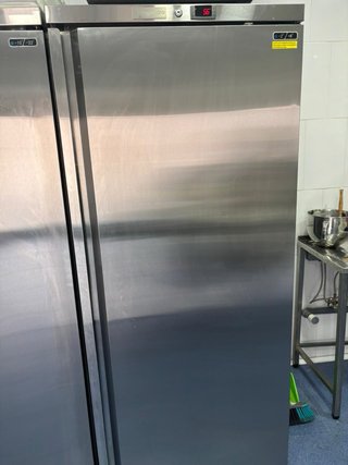Nevera expositora vertical Ggmgastro