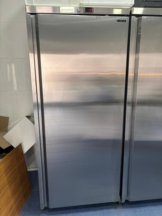 Nevera expositora vertical Ggmgastro