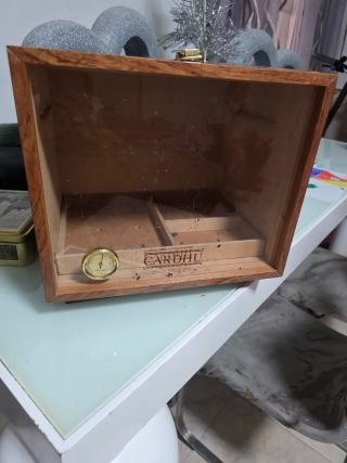 Caja de madera con termómetro