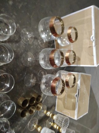 Juego de  vasos de agua y portavelas de oro
