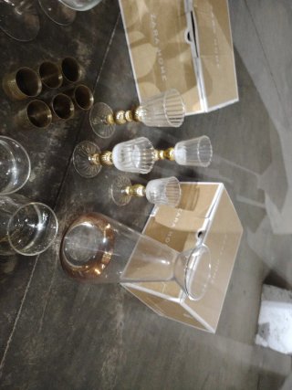 Juego de  vasos de agua y portavelas de oro