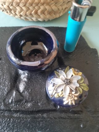 Pequeño joyero azul con flores de cerámica antiguo