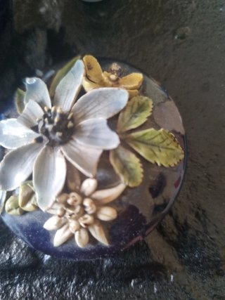 Pequeño joyero azul con flores de cerámica antiguo