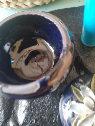 Pequeño joyero azul con flores de cerámica antiguo