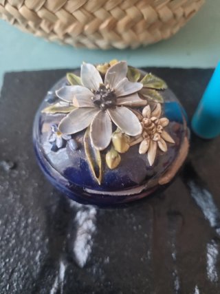 Pequeño joyero azul con flores de cerámica antiguo