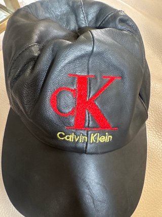 Visera Calvin Klein Piel Negra Roja