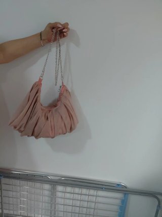 Bolso de mano rosa y plateado