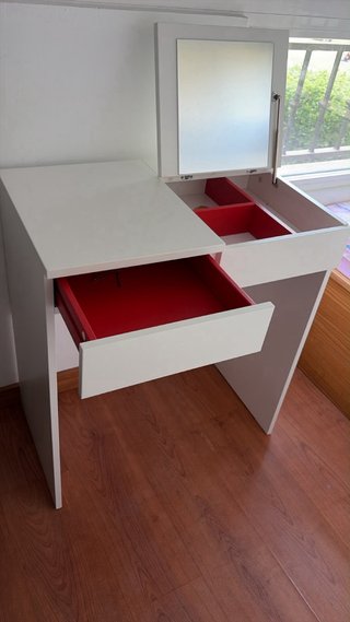 Mesa tocador blanca con espejo y divisores