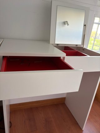 Mesa tocador blanca con espejo y divisores