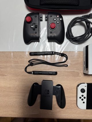 Nintendo Switch OLED con controller e custodia