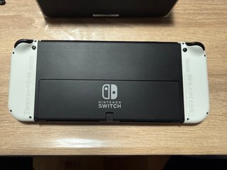 Nintendo Switch OLED con controller e custodia