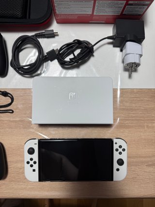 Nintendo Switch OLED con controller e custodia