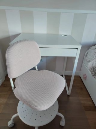 Escritorio blanco con silla