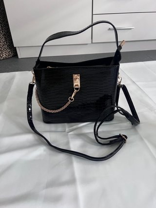 Bolso Negro Efecto Cocodrilo Bandolera