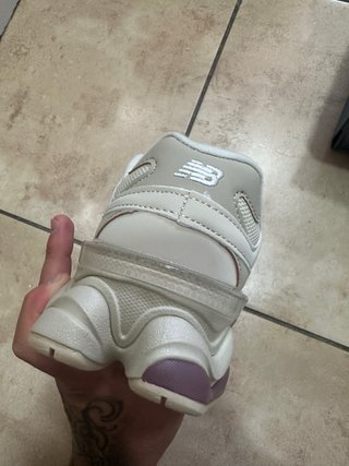 New Balance Mujer Beige/Morado
