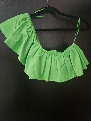 Blusa verde con volantes