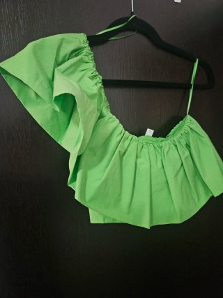 Blusa verde con volantes