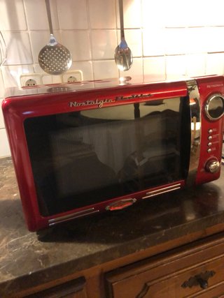 Microondas Rojo Estilo Retro