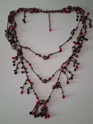 Collar multicapa con cuentas rojas y marrones