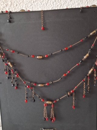 Collar multicapa con cuentas rojas y marrones