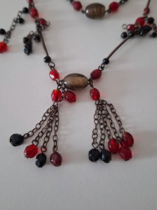Collar multicapa con cuentas rojas y marrones