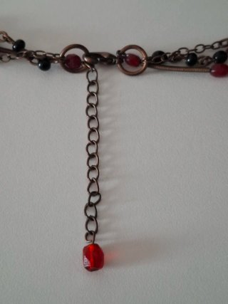 Collar multicapa con cuentas rojas y marrones