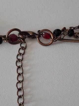 Collar multicapa con cuentas rojas y marrones