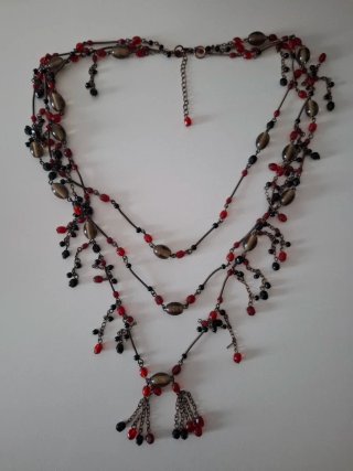 Collar multicapa con cuentas rojas y marrones