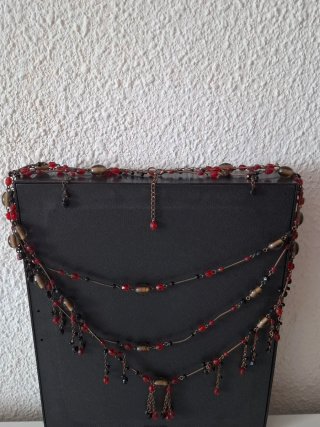 Collar multicapa con cuentas rojas y marrones