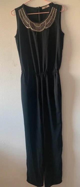 Mono negro elegante con pedrería