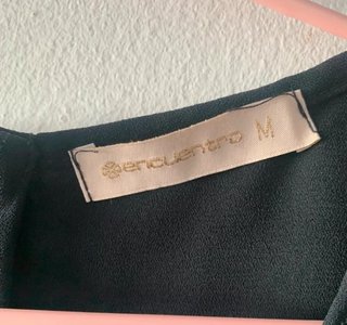 Mono negro elegante con pedrería