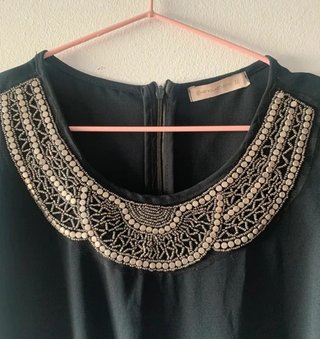 Mono negro elegante con pedrería