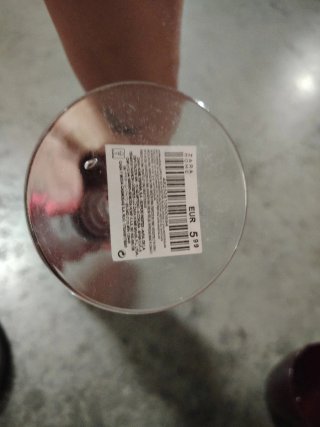 Juego de 8 copas de vino rojas y siete vasos