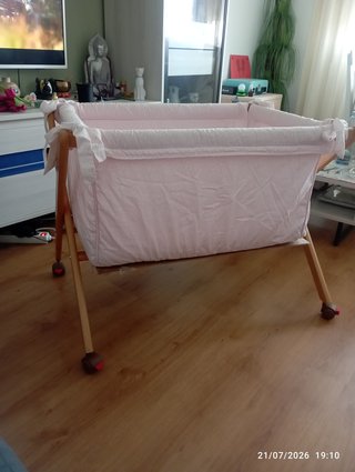 Minicuna rosa con ruedas.