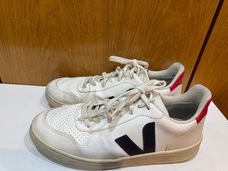 Veja V-10 Leather Talla 44