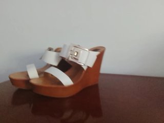 Sandalias cuña blancas y marrones de piel