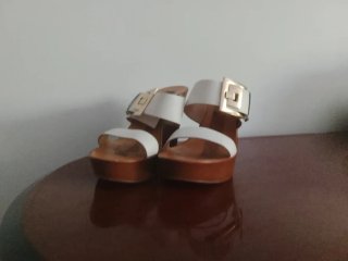 Sandalias cuña blancas y marrones de piel