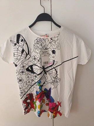 Camiseta Desigual Talla 13-14 años. Mariposas Flor