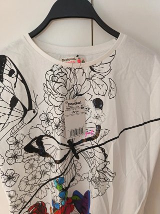 Camiseta Desigual Talla 13-14 años. Mariposas Flor